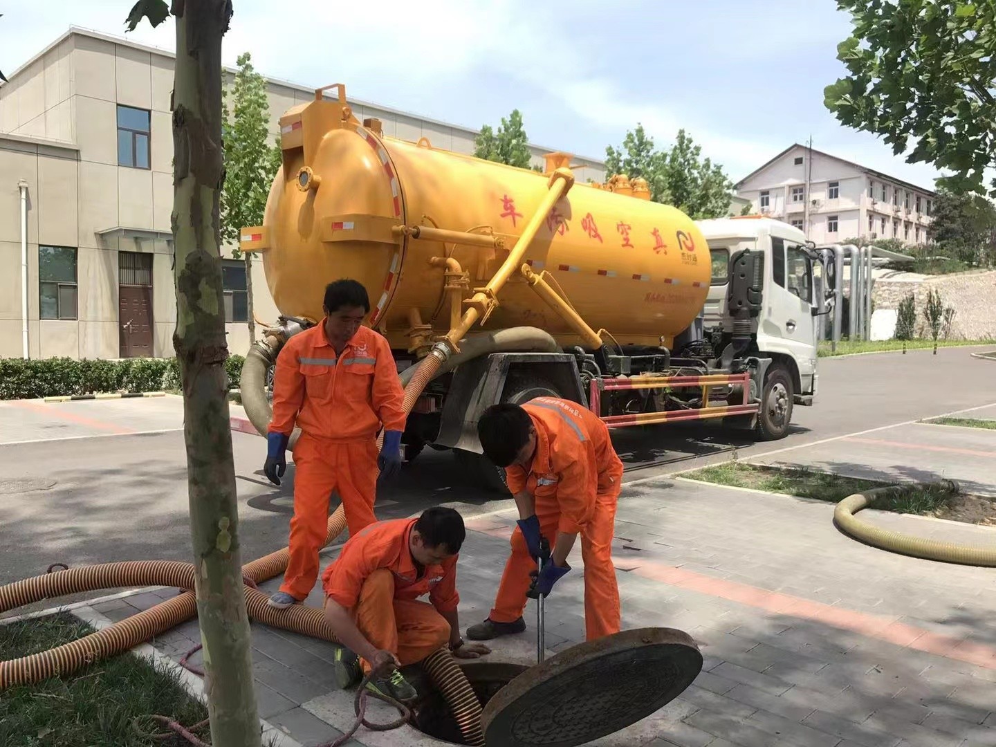 惠济管道疏通车停在窨井附近