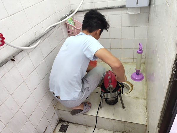惠济管道堵塞冒臭气 专业师傅现场解决问题